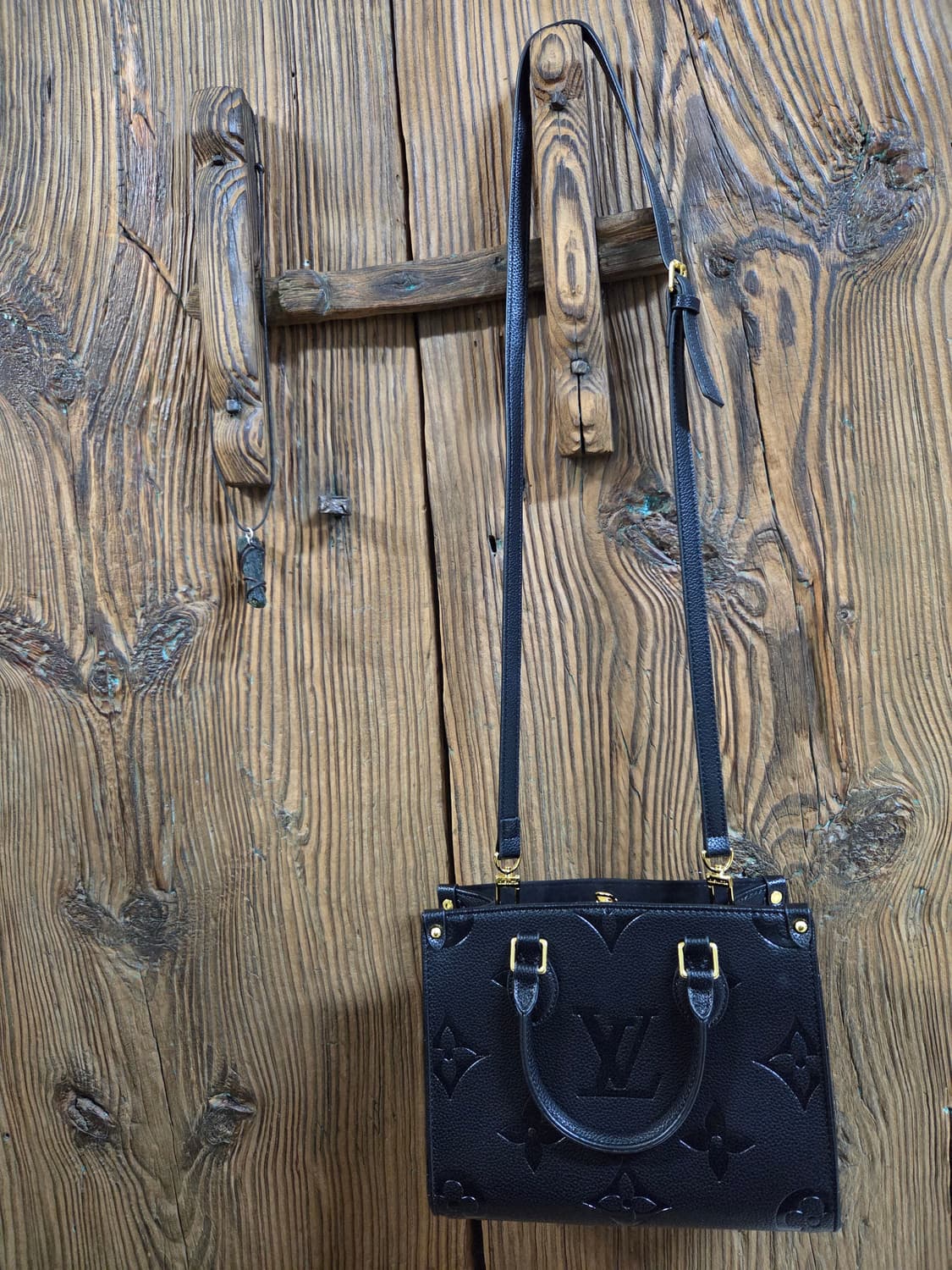 루이비통 온더고 PM 블랙 앙프랑트 토트백 상품이미지5