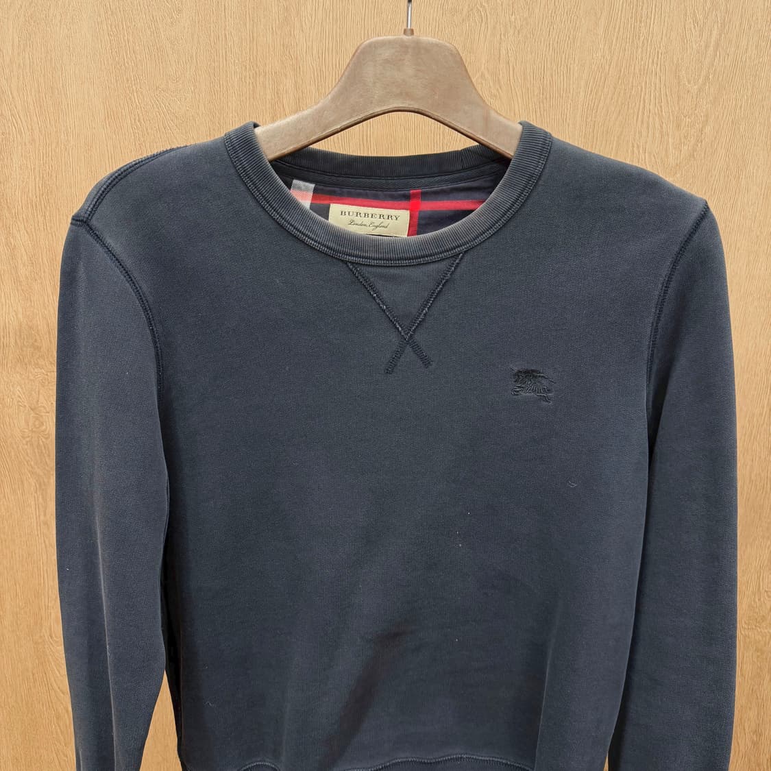 버버리 코튼 긴팔 맨투맨 클래식 톤온톤 로고 패치 스티치 디테일 블랙 상품이미지4