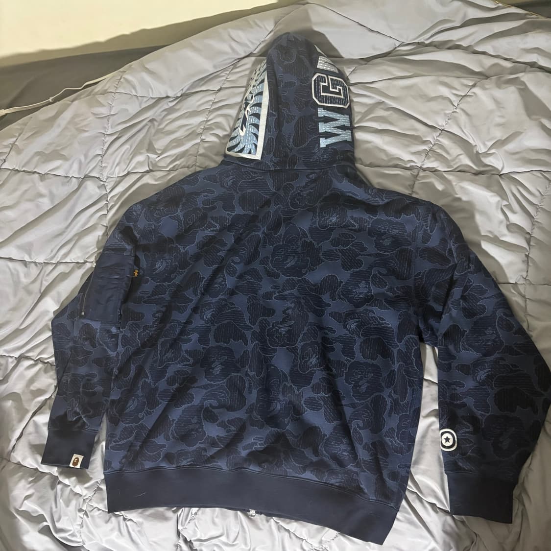 베이프 x 알파 인더스트리 샤크 풀 집 후드 네이비 판매합니다 상품이미지2