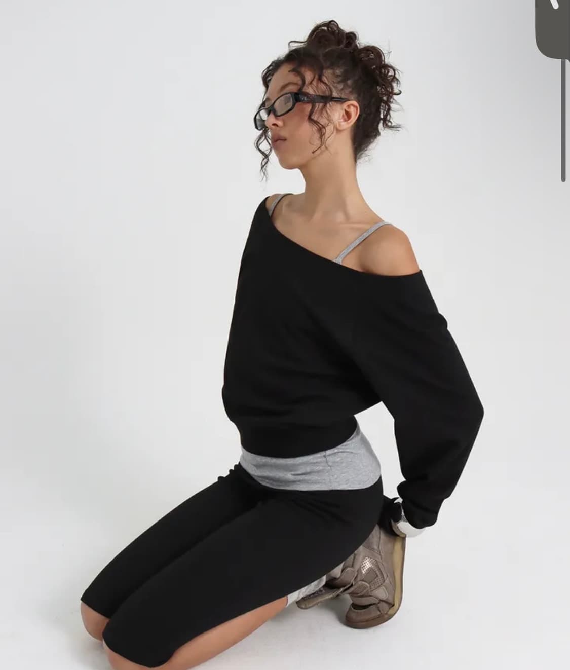 블랙업 비베이직 오프숄더 맨투맨 상품이미지2