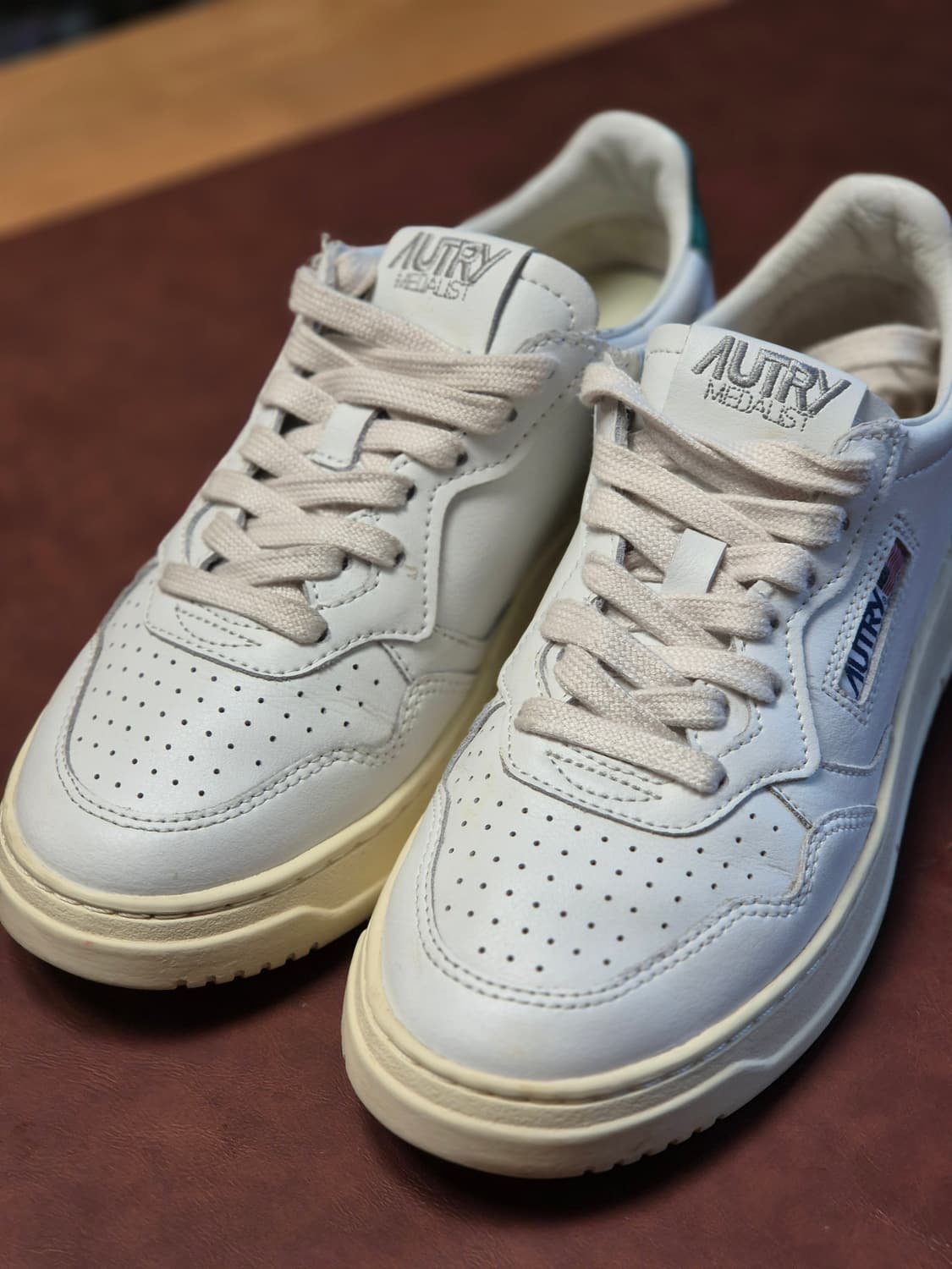 235-240 (37)오트리 메달리스트 로우 스니커  상품이미지10