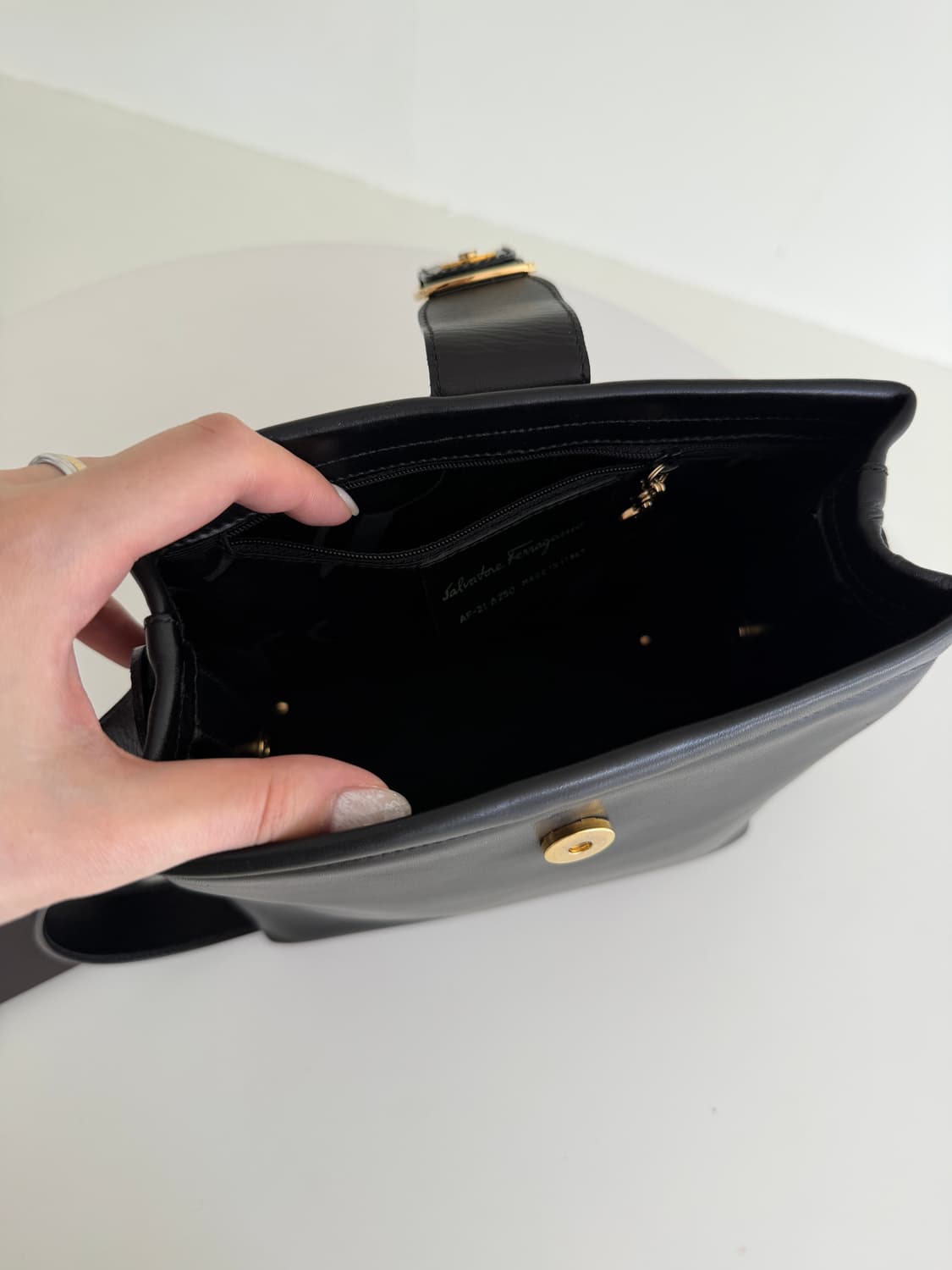 [Ferragamo] Black Leather Vara Shoulder  상품이미지5