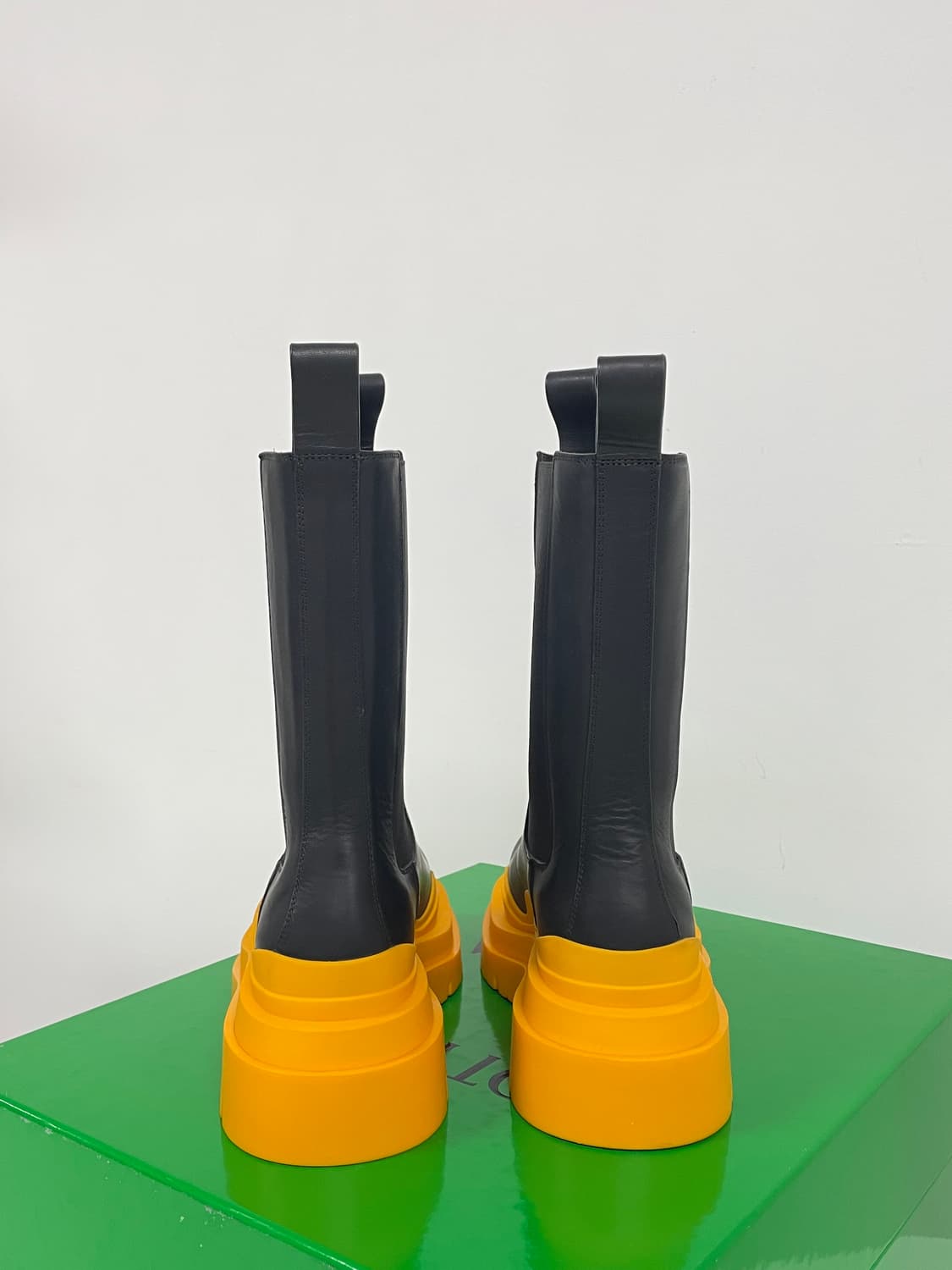 새상품 보테가 베네타 타이어 첼시 부츠 블랙 탠저린 상품이미지8