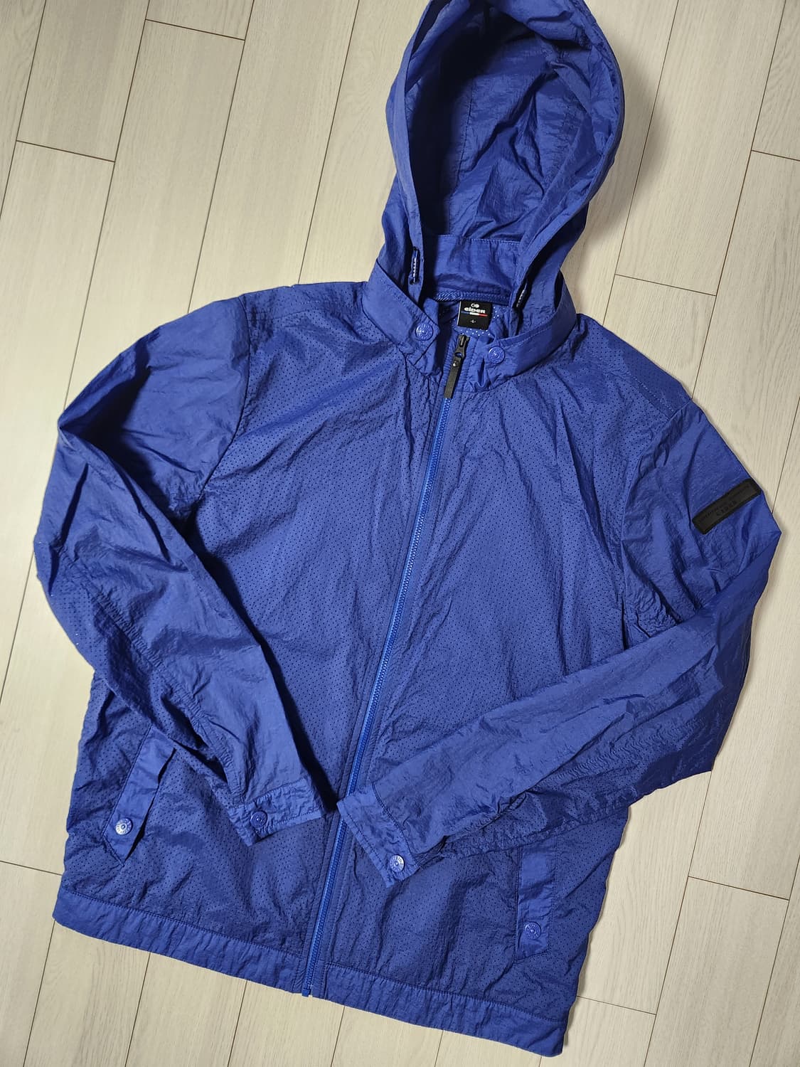 아이더 경량 후드 탈부착 바람막이(봄,여름용) 사이즈100 L

어깨로고 상품이미지1