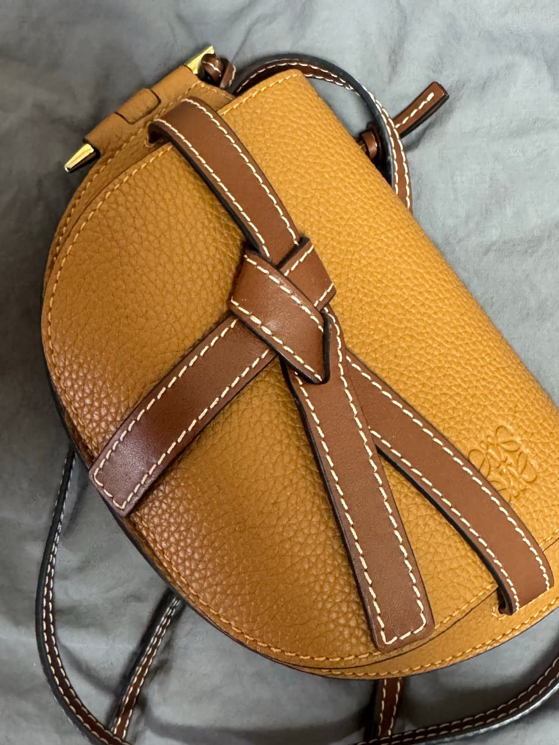 제니 로에베 게이트백 미니 탄 상품이미지3