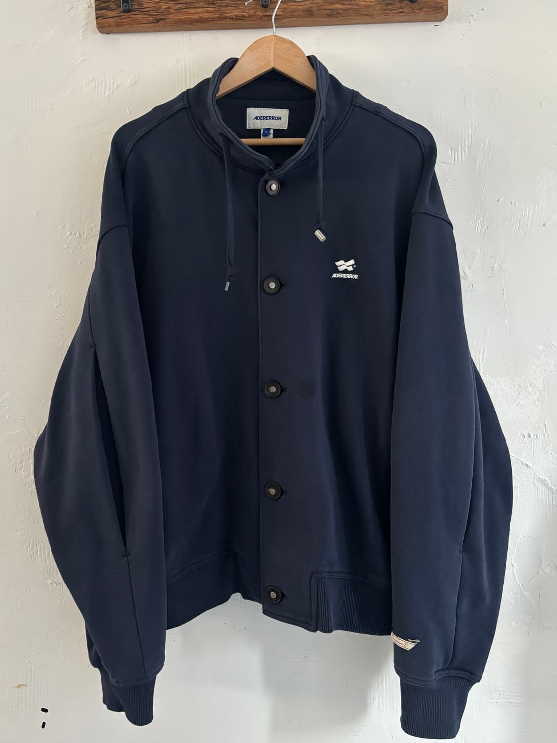 ADERERROR 아더에러 테이텀 로고 점퍼 네이비 자켓 상품이미지2