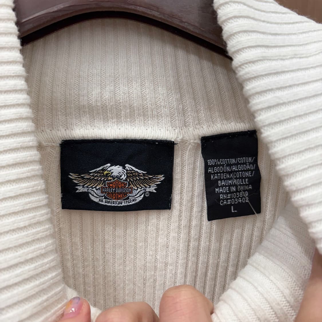 할리데이비슨 슬림핏 모크넥 긴팔 골지 니트 로고 자수 디테일 아이보리 상품이미지8