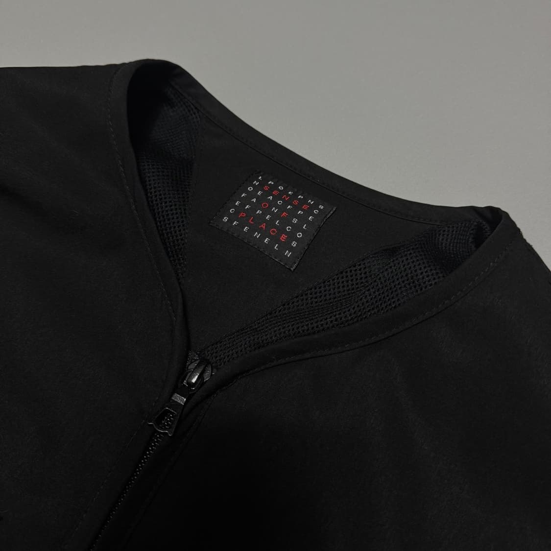 센스오브플레이스 블랙 나일론 논칼라 유틸리티 포켓 윈드브레이커 상품이미지3