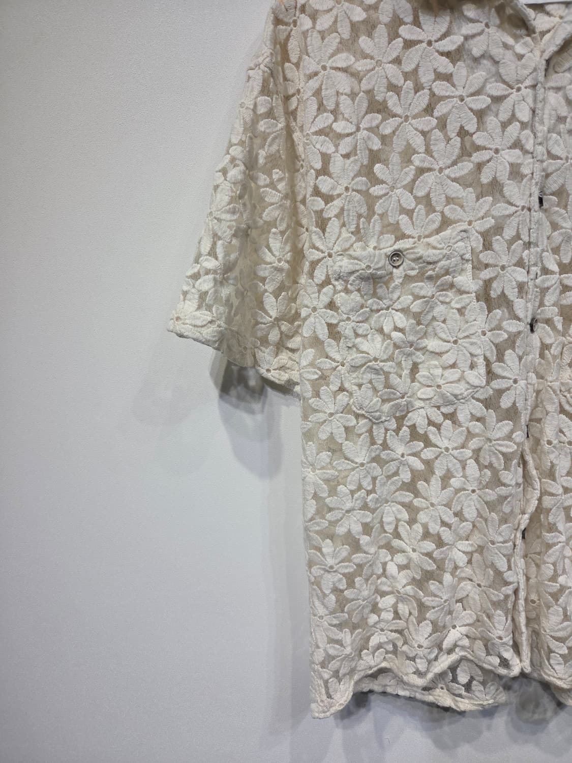 앤더슨벨 플라워 레이스 펀칭 반팔 셔츠 상품이미지4