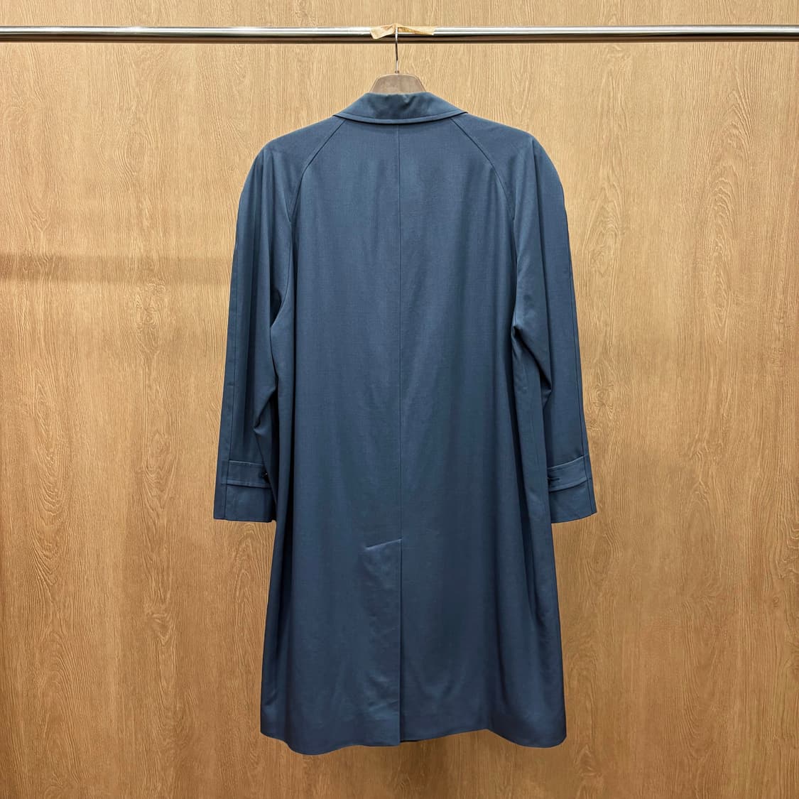입생로랑 미니멀 싱글 코트 레귤러 카라 사이드 사선 포켓 디테일 네이비 상품이미지3