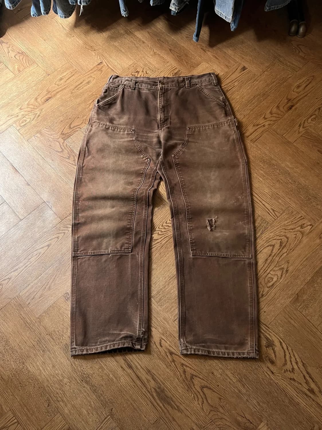 [36]칼하트 USA 데미지드 페이딩 다크브라운 더블니 워크 팬츠 상품이미지1