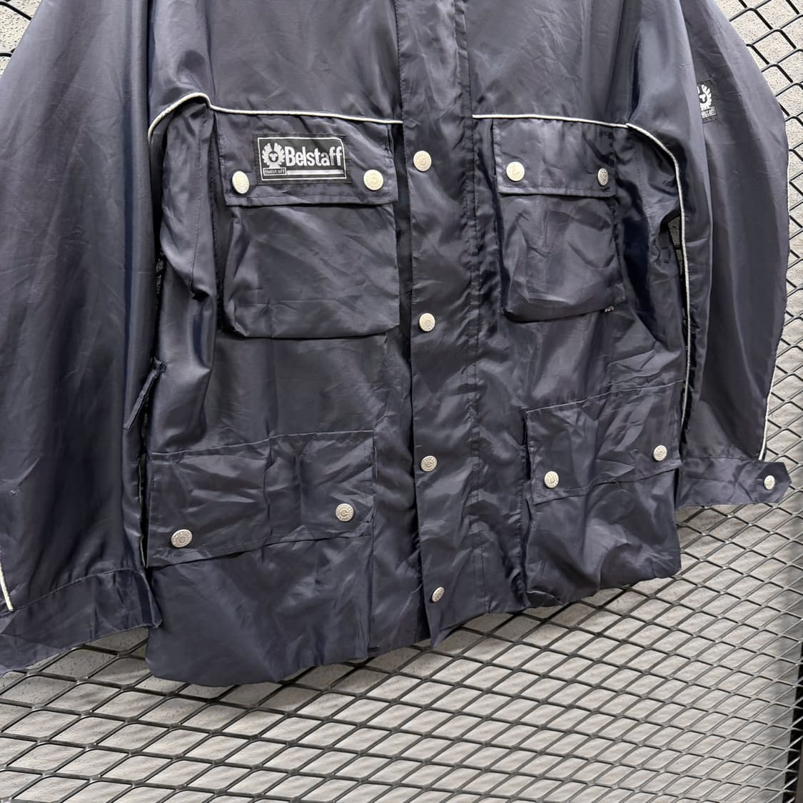 벨스타프 클래식 라이더자켓 멀티포켓 로고패치 펄감 디테일 네이비 상품이미지5