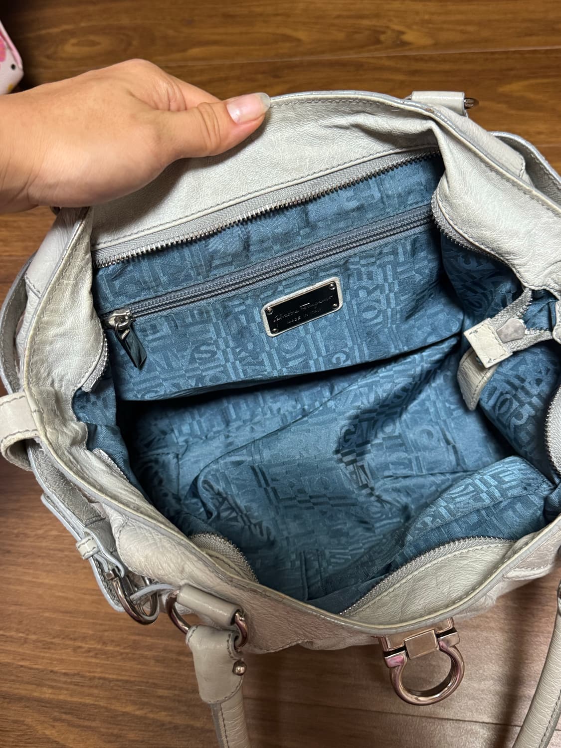 페레가모 간치니 레더 숄더백 상품이미지4