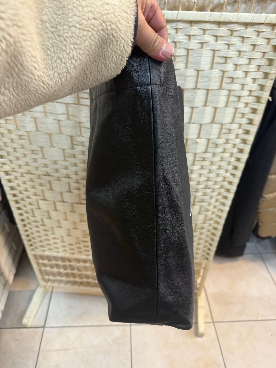 정품 요지야마모토 레더 쇼퍼백 팝니다 상품이미지4