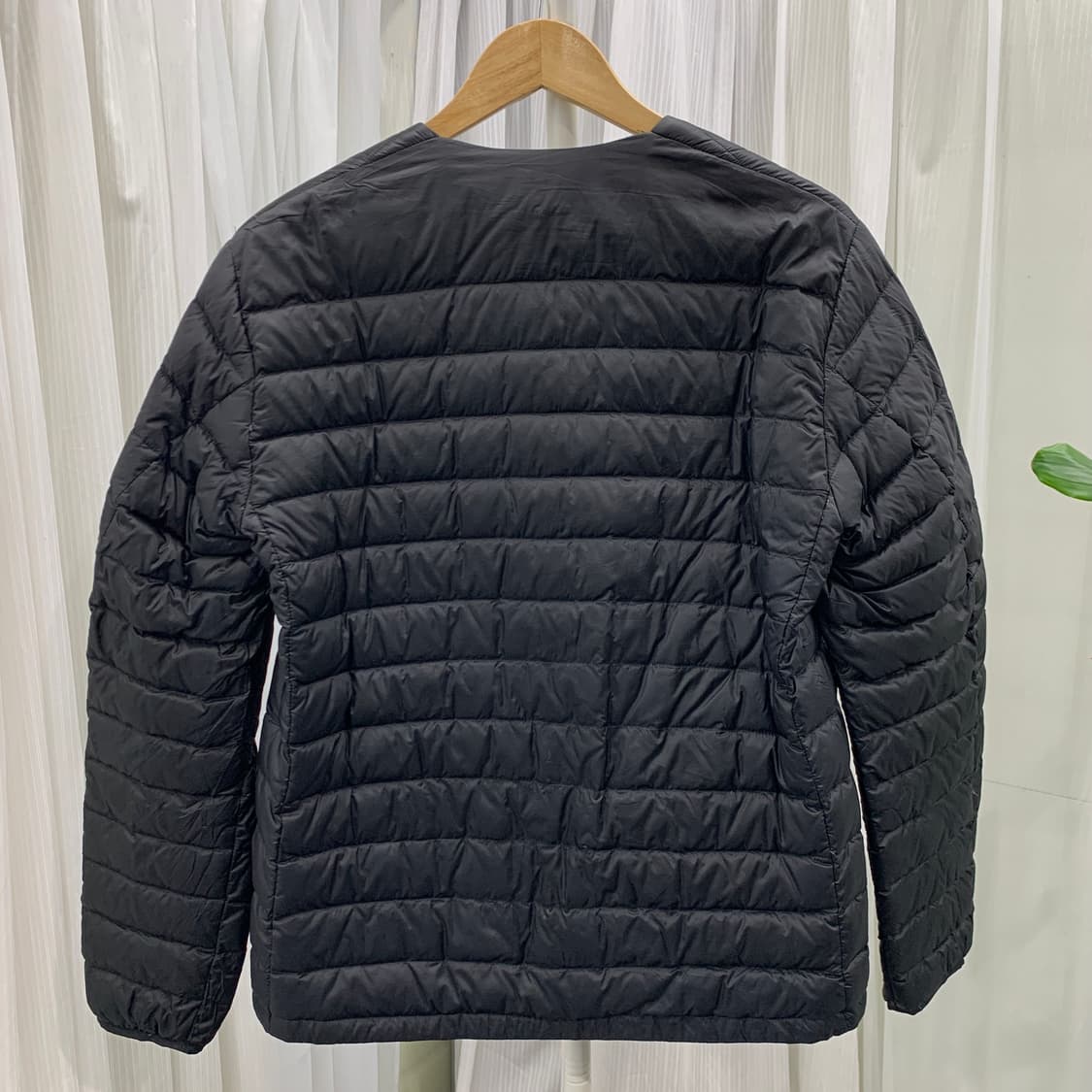 유니클로 브이넥 남성 경량 패딩 1727 상품이미지3