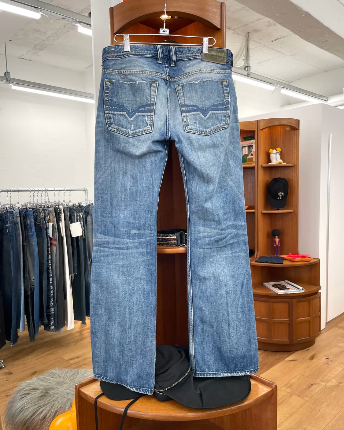 [29] 디젤 디스트레스 부츠컷 데님 팬츠 상품이미지5