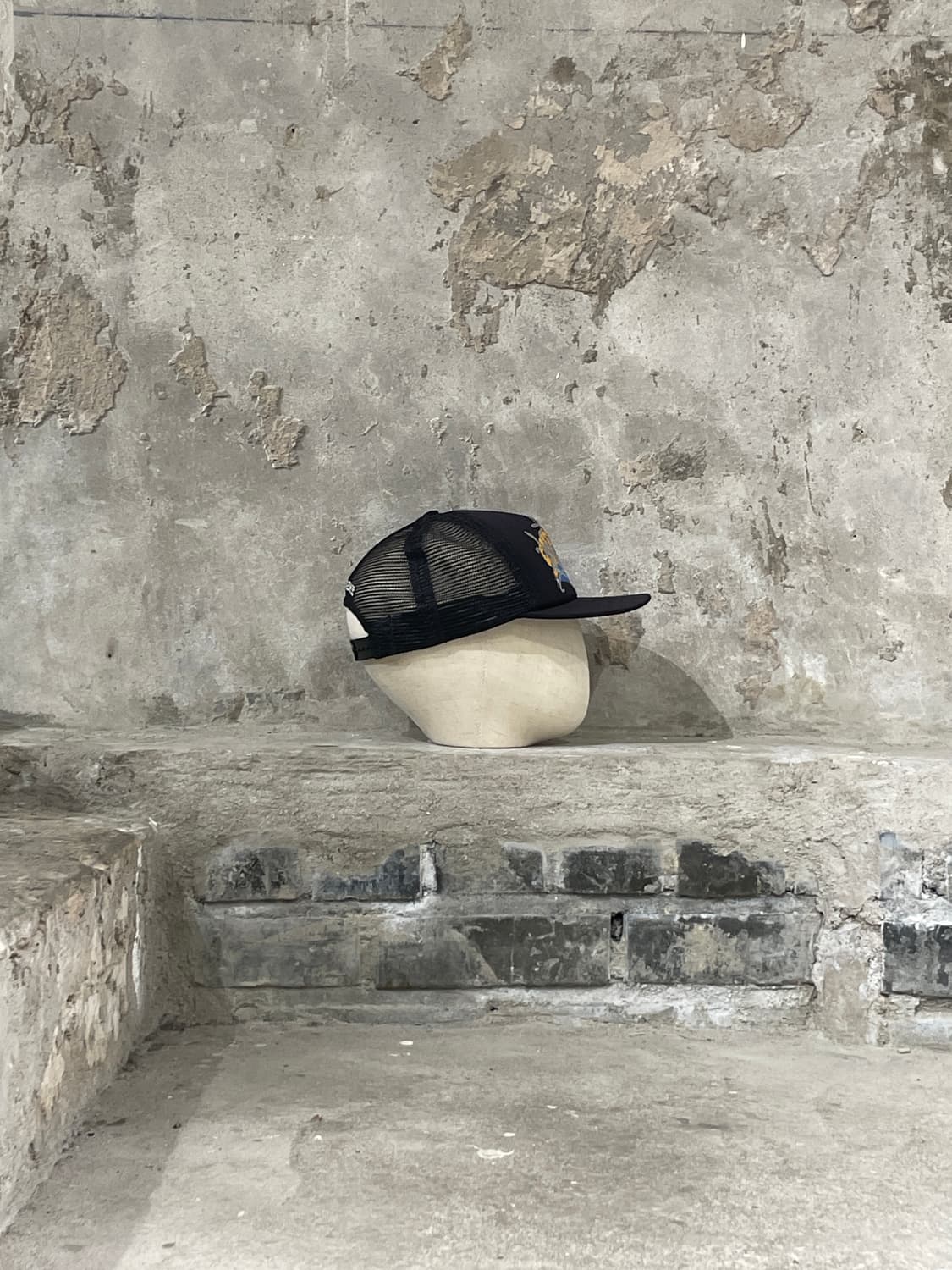 슈프림 x 이라크 아크 22F/W 블랙 5-패널 메쉬 캡 상품이미지5