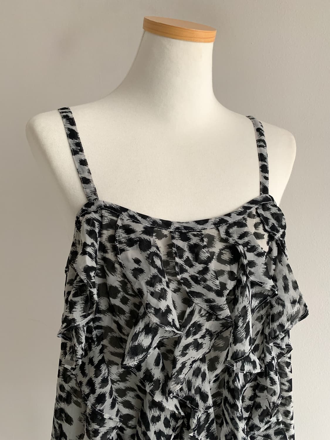 Zebra Ruffle Smocked Blouse 상품이미지3