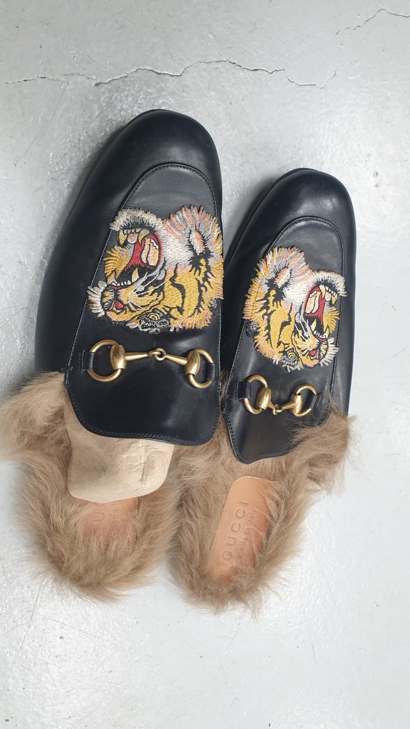 구찌 프린스타운 타이거 자수 퍼 슬리퍼 상품이미지2