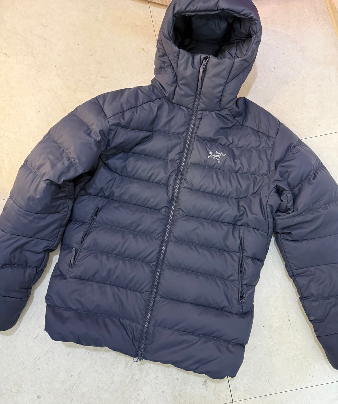 아크테릭스 토륨 블랙사파이어 M 사이즈  상태 괜찮아요 중고이지만 찢김  상품이미지1