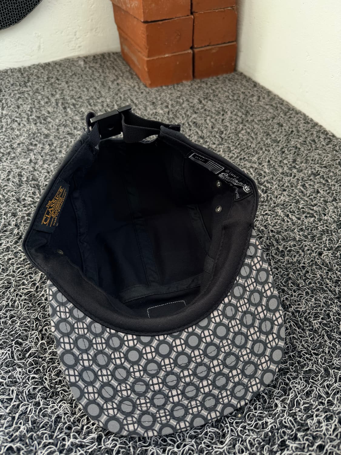 허프(HUF) 블랙 5패널 캡 - 기하학 패턴 챙 포인트 상품이미지3