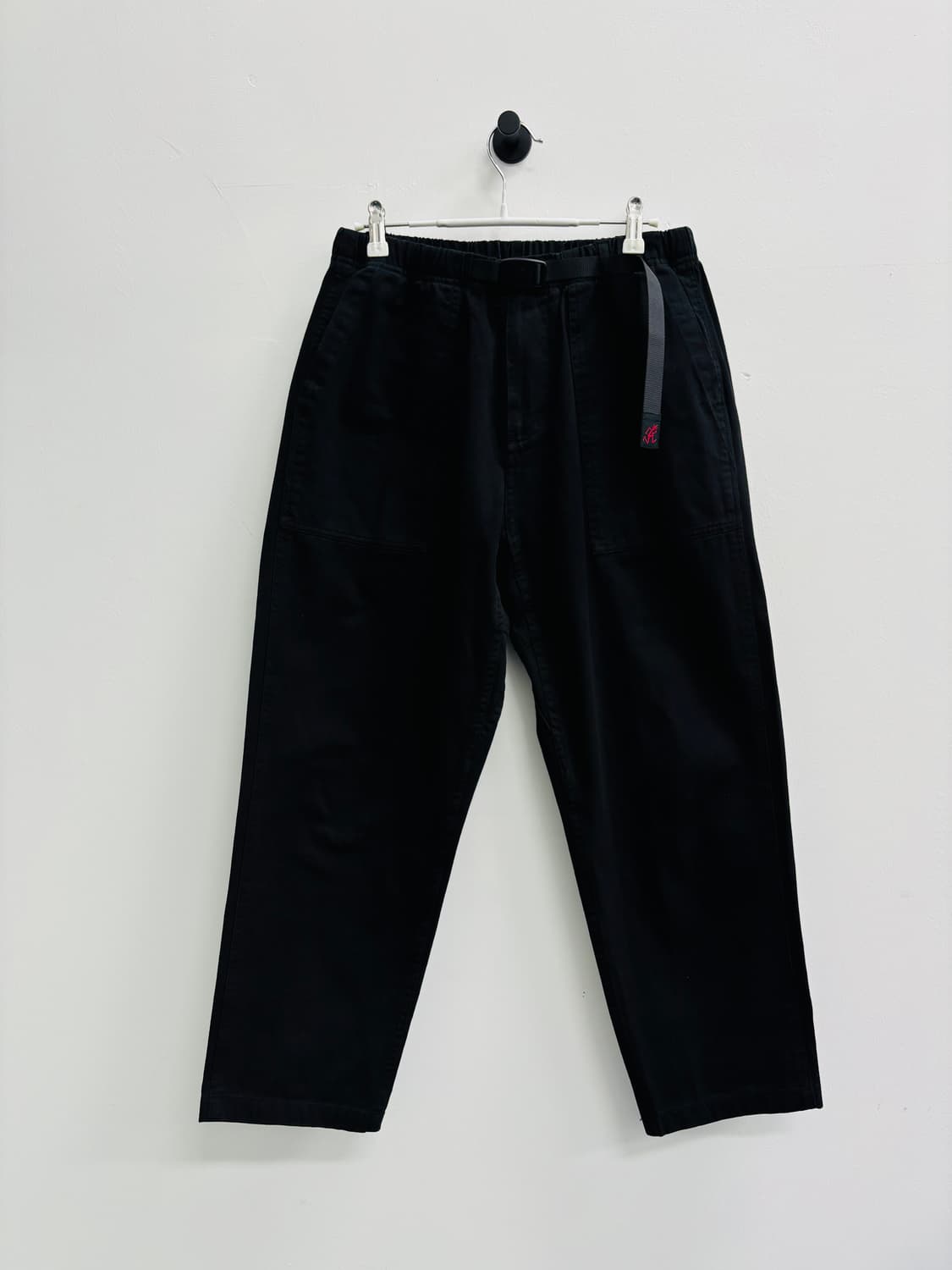 GRAMICCI 그라미치 블랙 루즈 테이퍼드 팬츠 상품이미지1