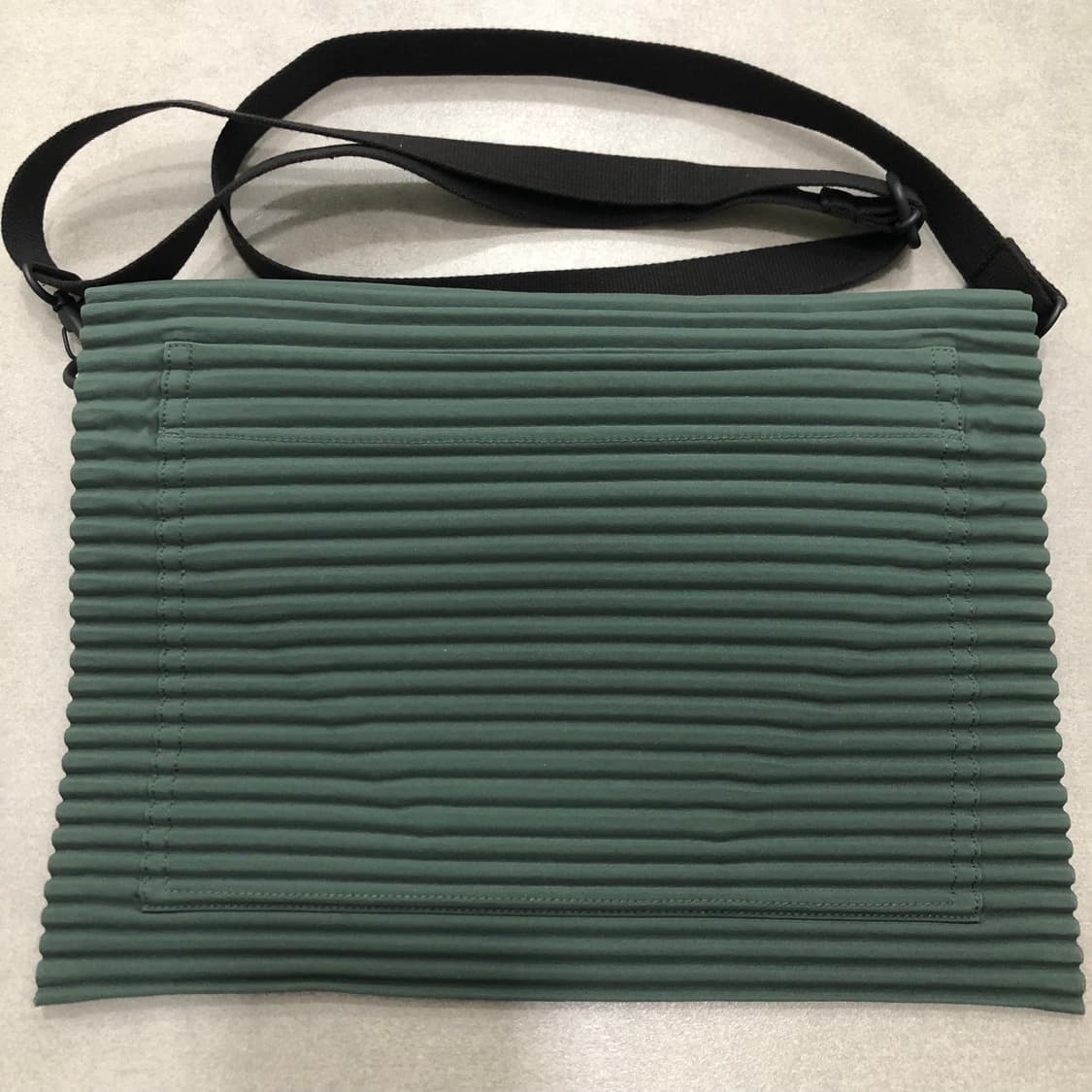 옴므플리세 이세이미야케 플리프 플랫메신저 크로스백 상품이미지7