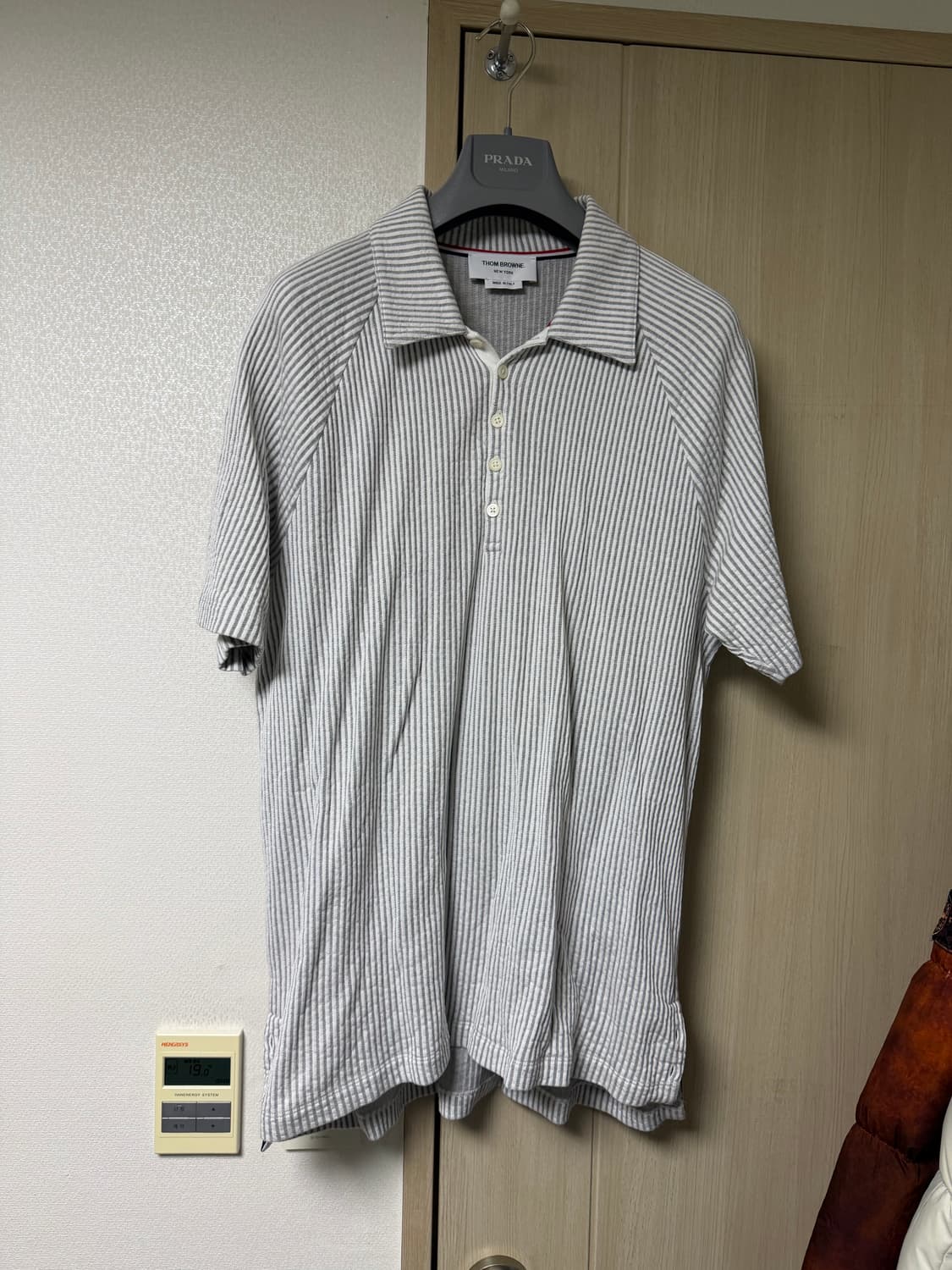 [3] 톰브라운 시어서커 오버핏 스트라이프 폴로 반팔티 상품이미지1