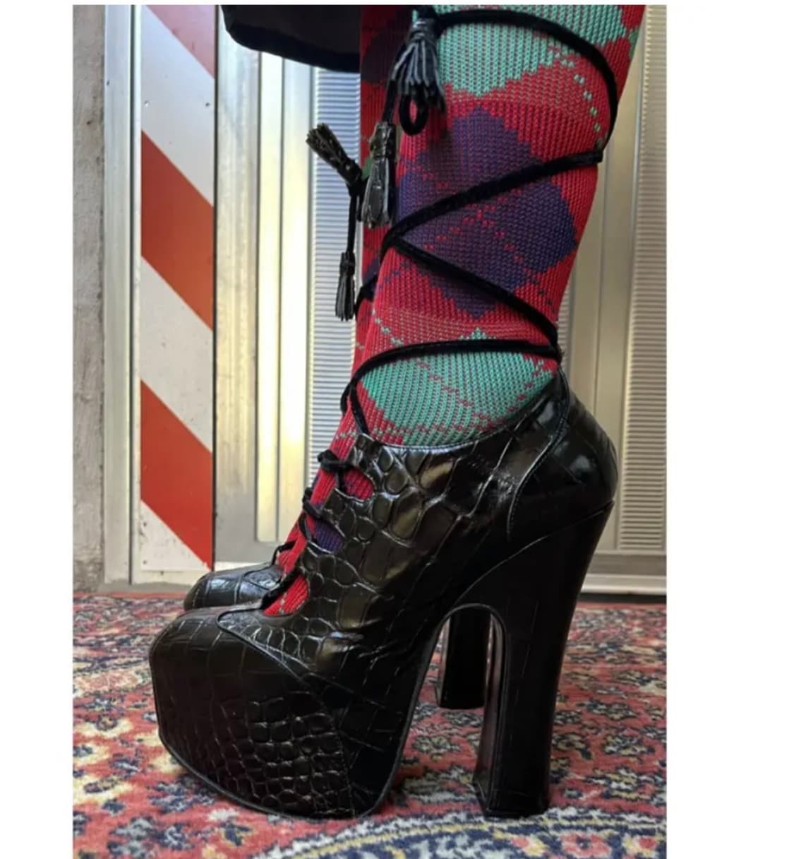 비비안 웨스트우드 아카이브 크로코 엠보 레이스업 청키힐 펌프스 상품이미지1