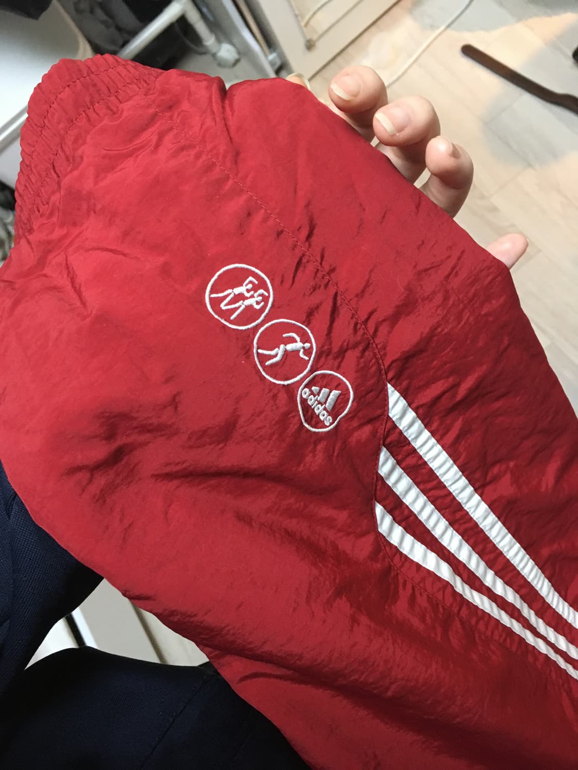 아디다스 딥레드 오버핏 바람막이 판매 상품이미지4