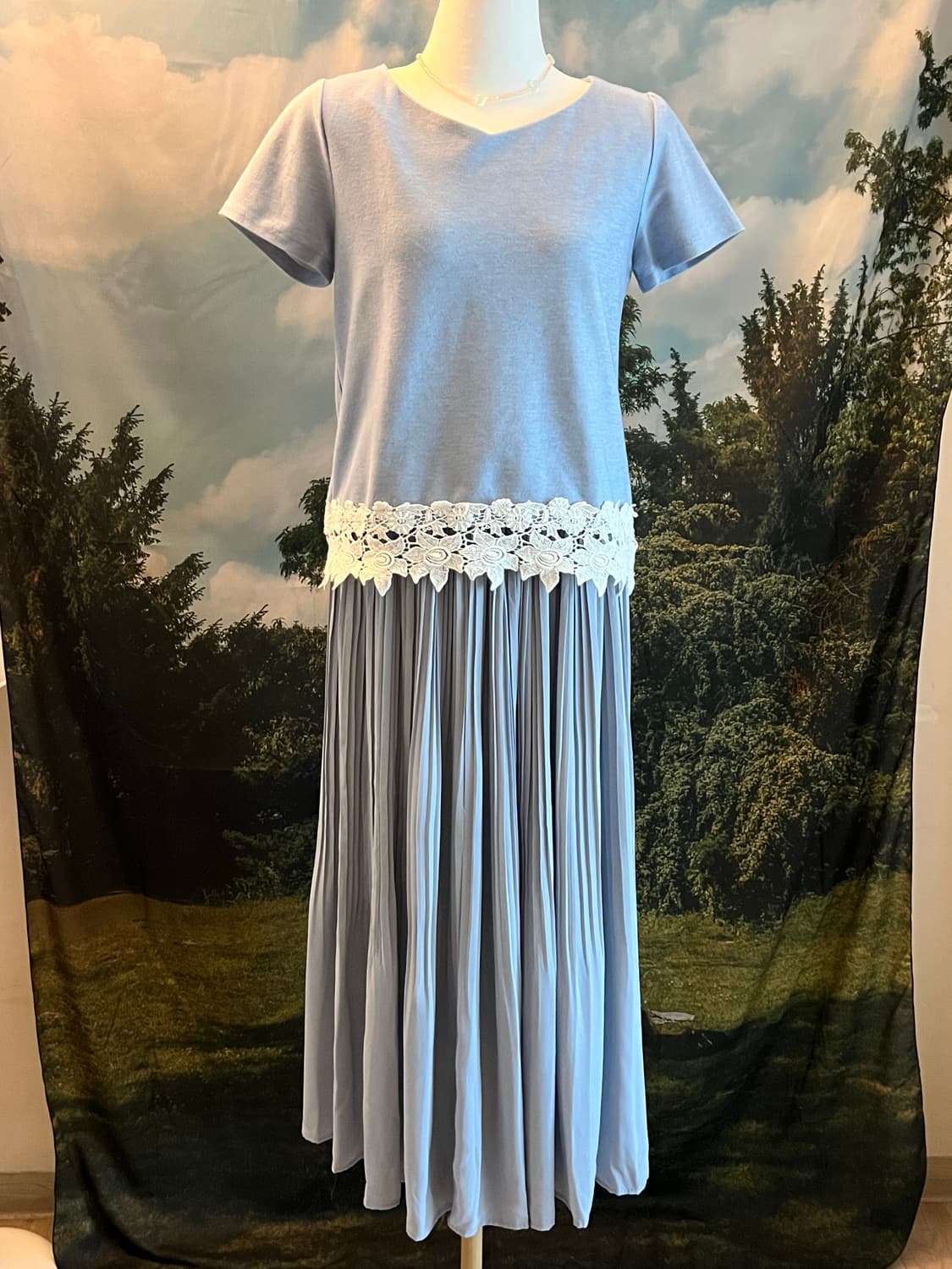 lace V-neck t-shirt and pleated skirt 상품이미지1