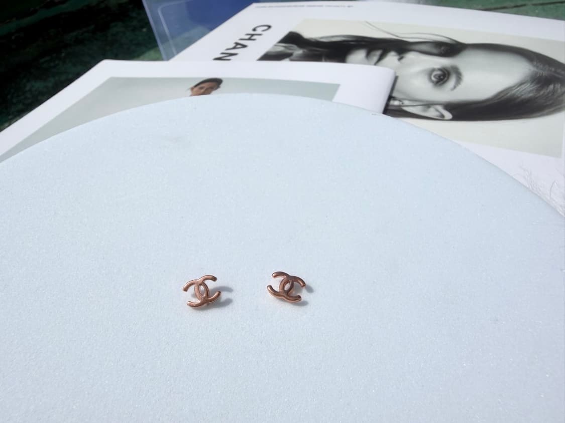 샤넬 미니 로고 이어링 골드 상품이미지4