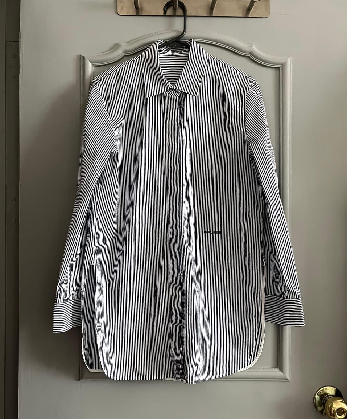 구호 kuho 자수 레터링 스트라이프 셔츠 85-94-160 상품이미지3