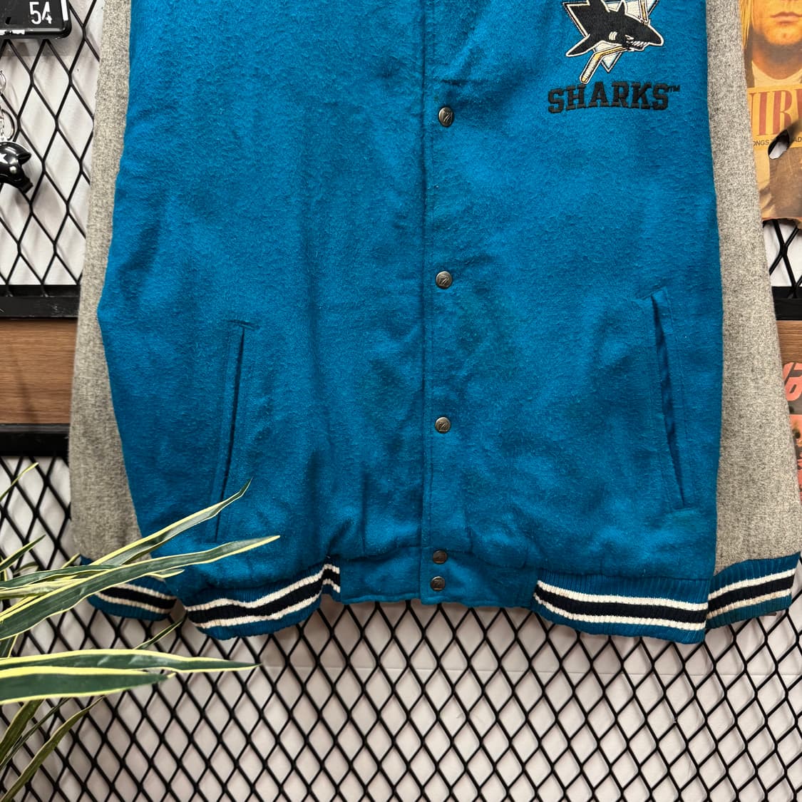 90s NHL 산호세 샤크스 팀 바시티 자켓 후면 빅로고 포인트 블루 상품이미지4