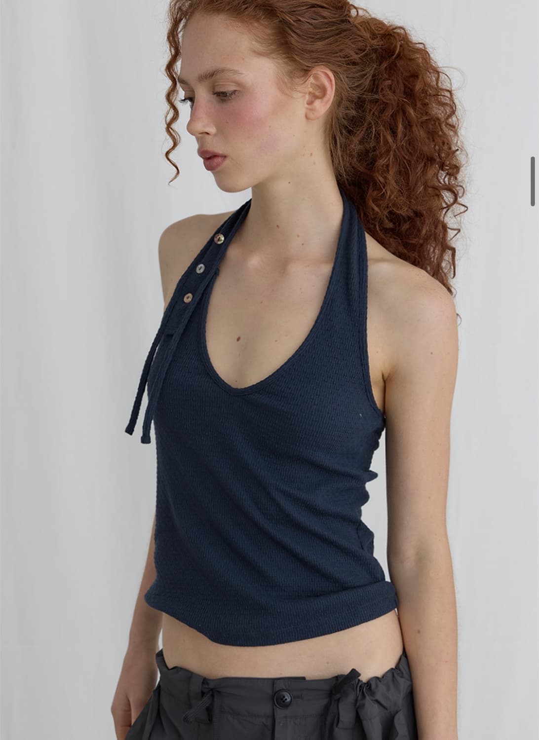 오데스 쉘 버튼 홀터 슬리브리스 - 네이비 상품이미지1