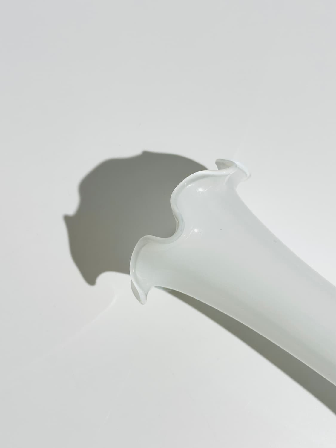 일본 빈티지 핸드블로운 화이트 러플 화병 상품이미지4