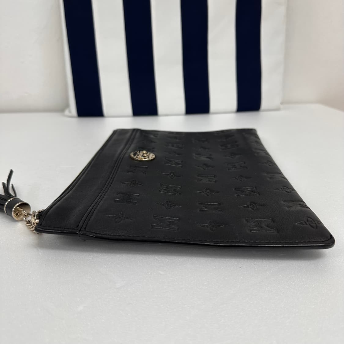 메트로시티 엠보 블랙 클러치백 태슬 지퍼 파우치 상품이미지5