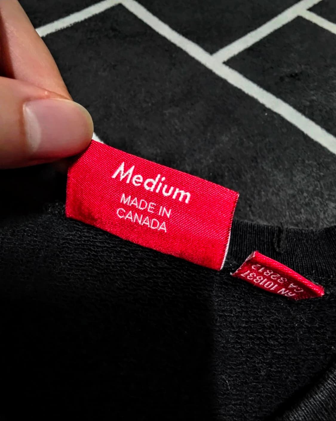 슈프림 월드 페이머 스 레터링 블랙 크루넥 맨투맨 상품이미지5