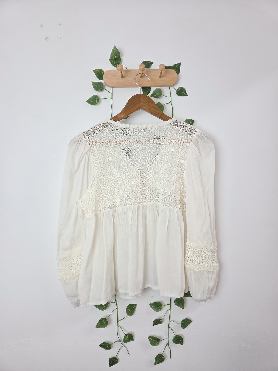 펀칭 버튼업 블라우스 상품이미지4