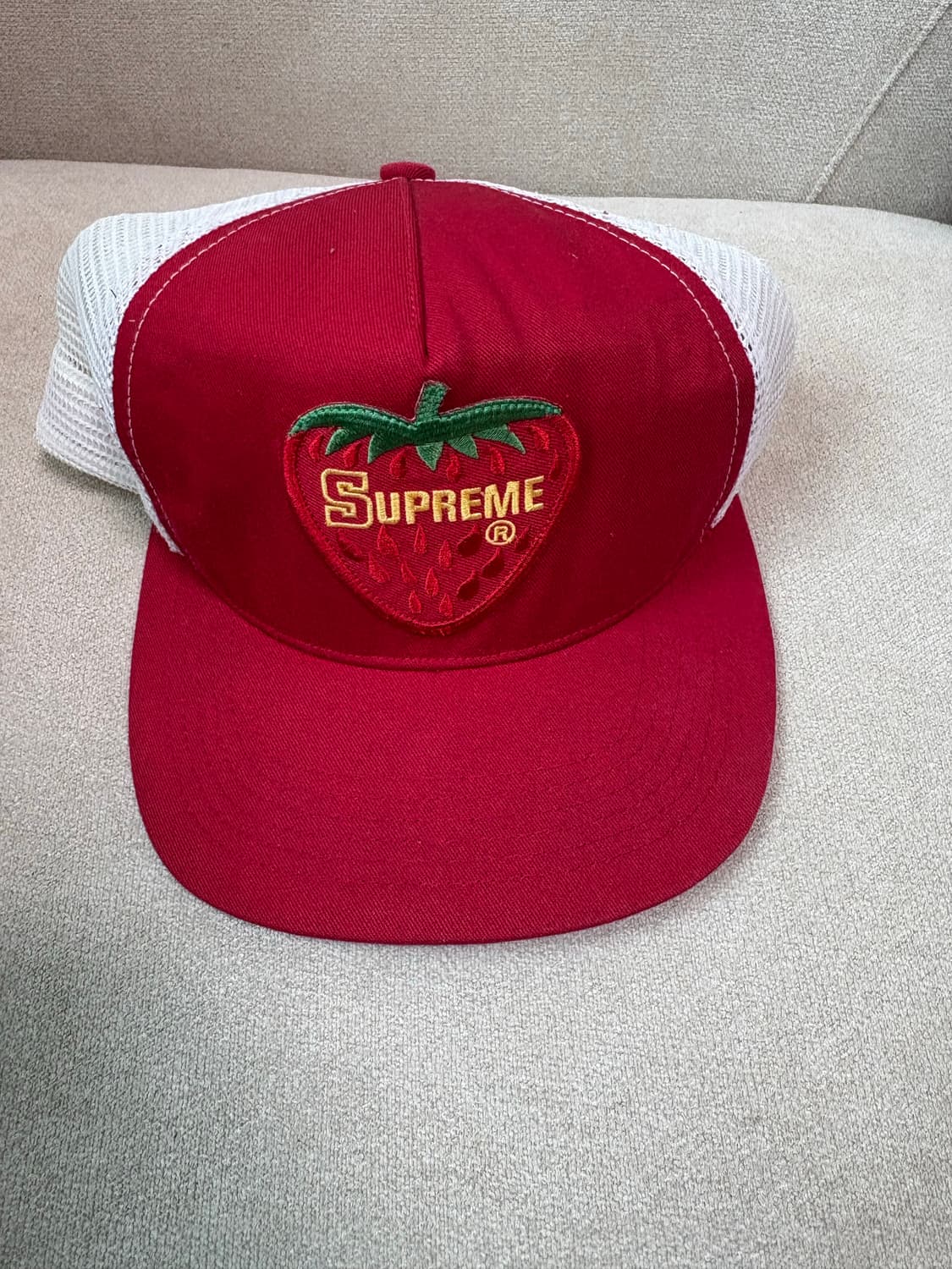 슈프림 딸기 캡 상품이미지1