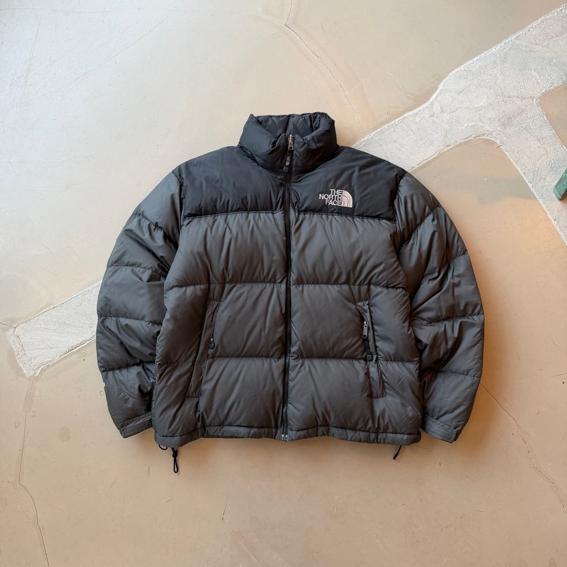 노스페이스 그레이 눕시 패딩 상품이미지1