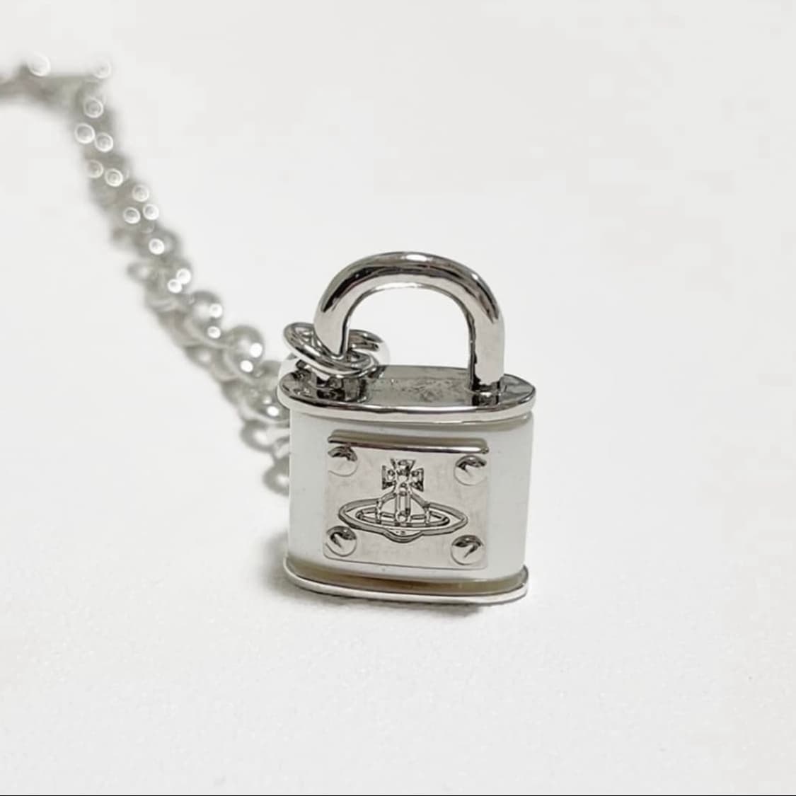 비비안 웨스트우드 아카이브 화이트 진주펄 자물쇠 orb 팬 던트 목걸이 상품이미지7