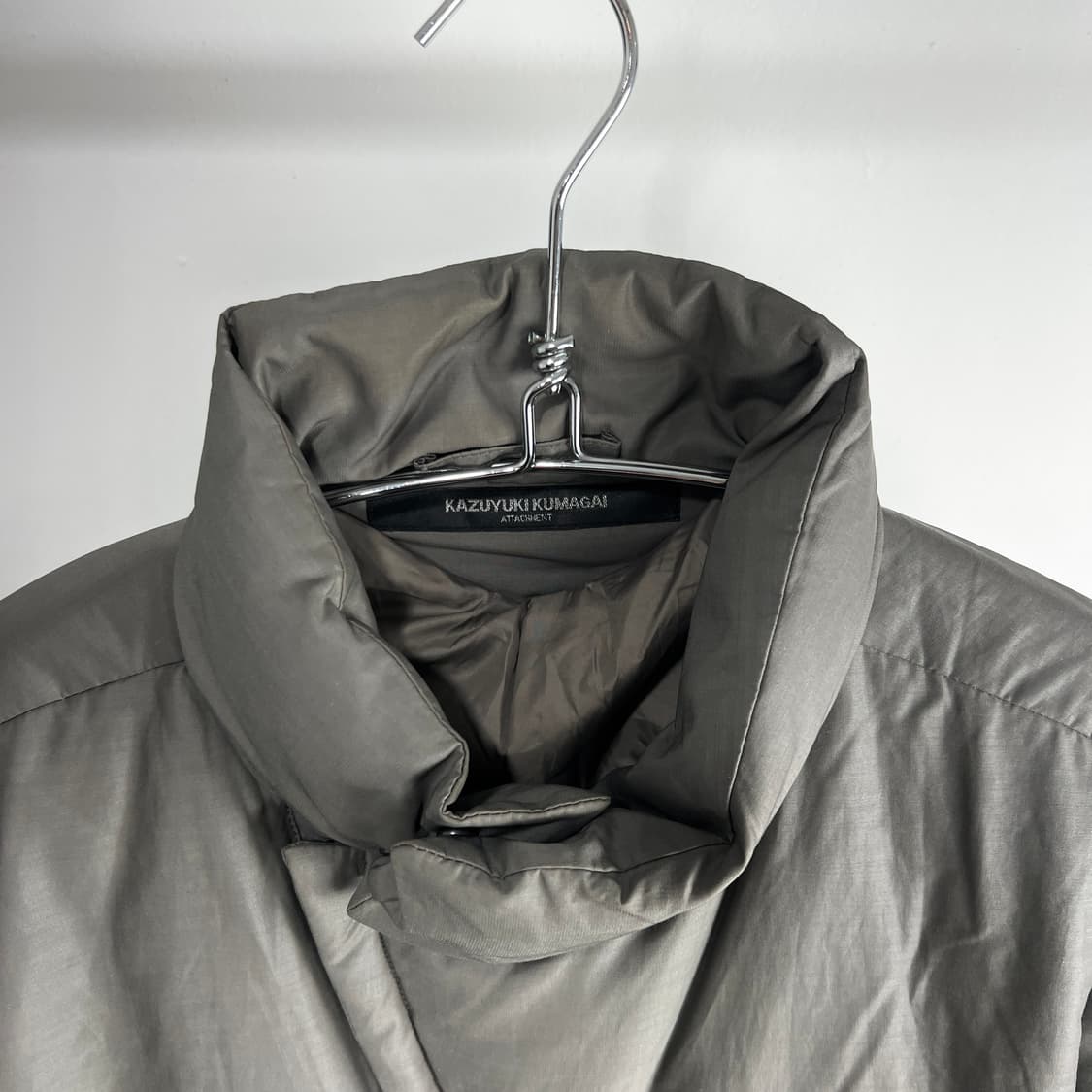 카즈유키 쿠마가이 어태치먼트 사선 집업 다운 자켓 카키 그레이 상품이미지7