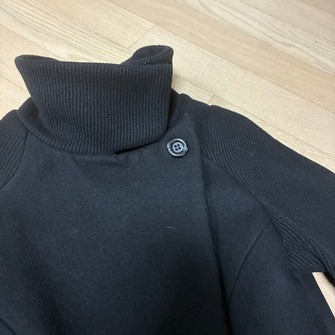 비대칭 절개 하이넥 울 코트 상품이미지3