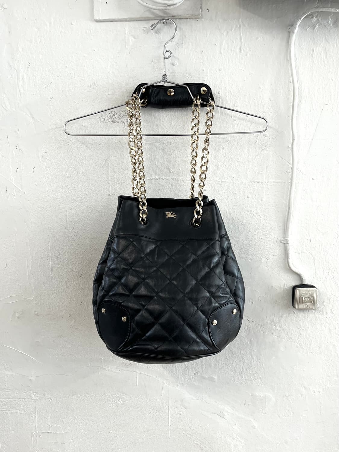 버버리 프로섬 퀄팅 레더 체인 버킷백 상품이미지1