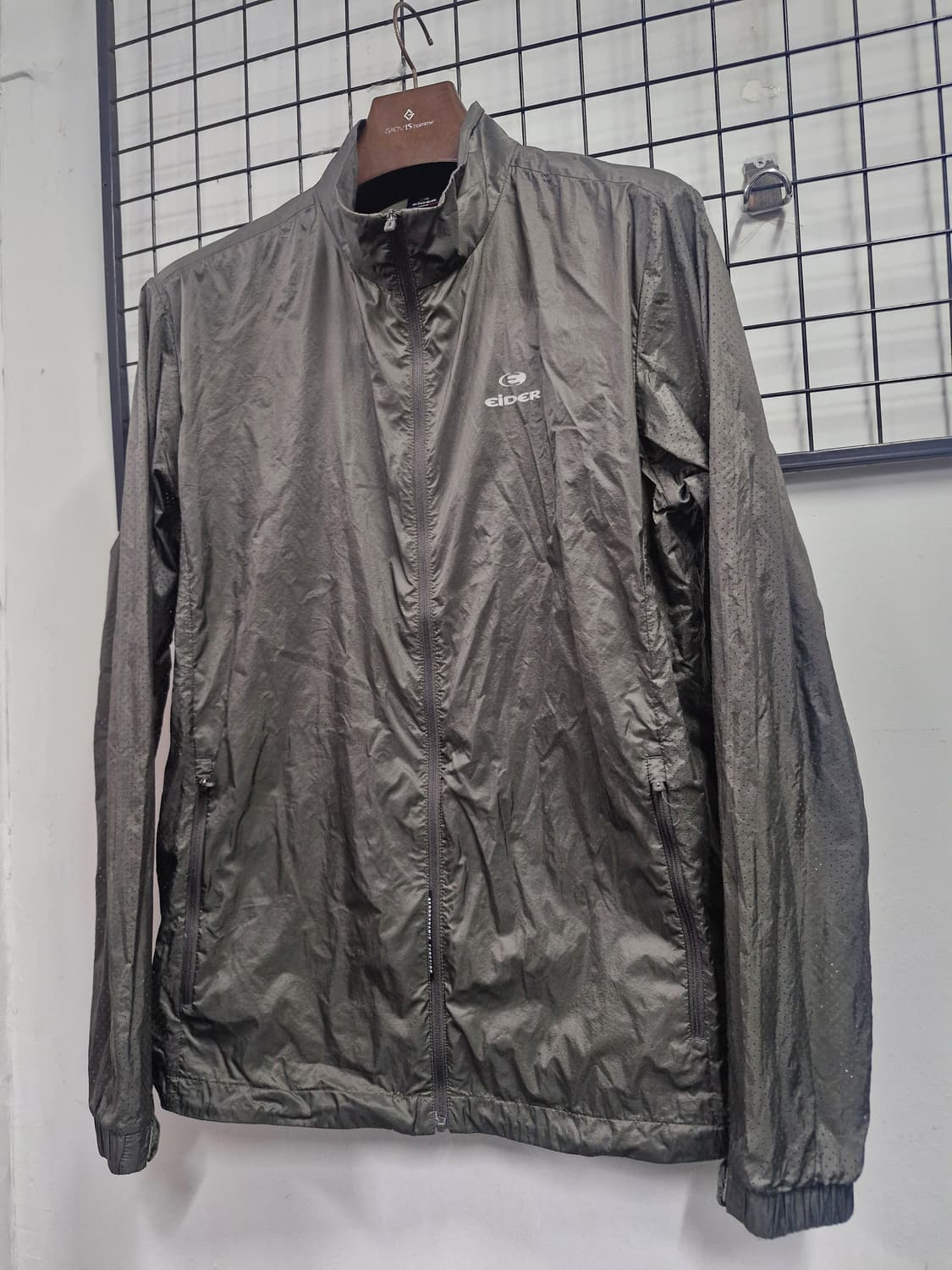 105XL 아이더 바람막이 자켓 카키. 상품이미지3