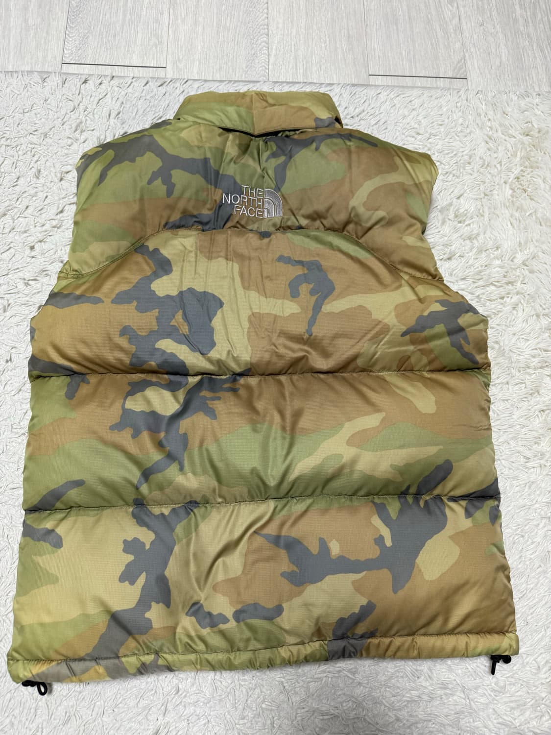 (S)노스페이스 센터 로고 카모 패딩 조끼 상품이미지1