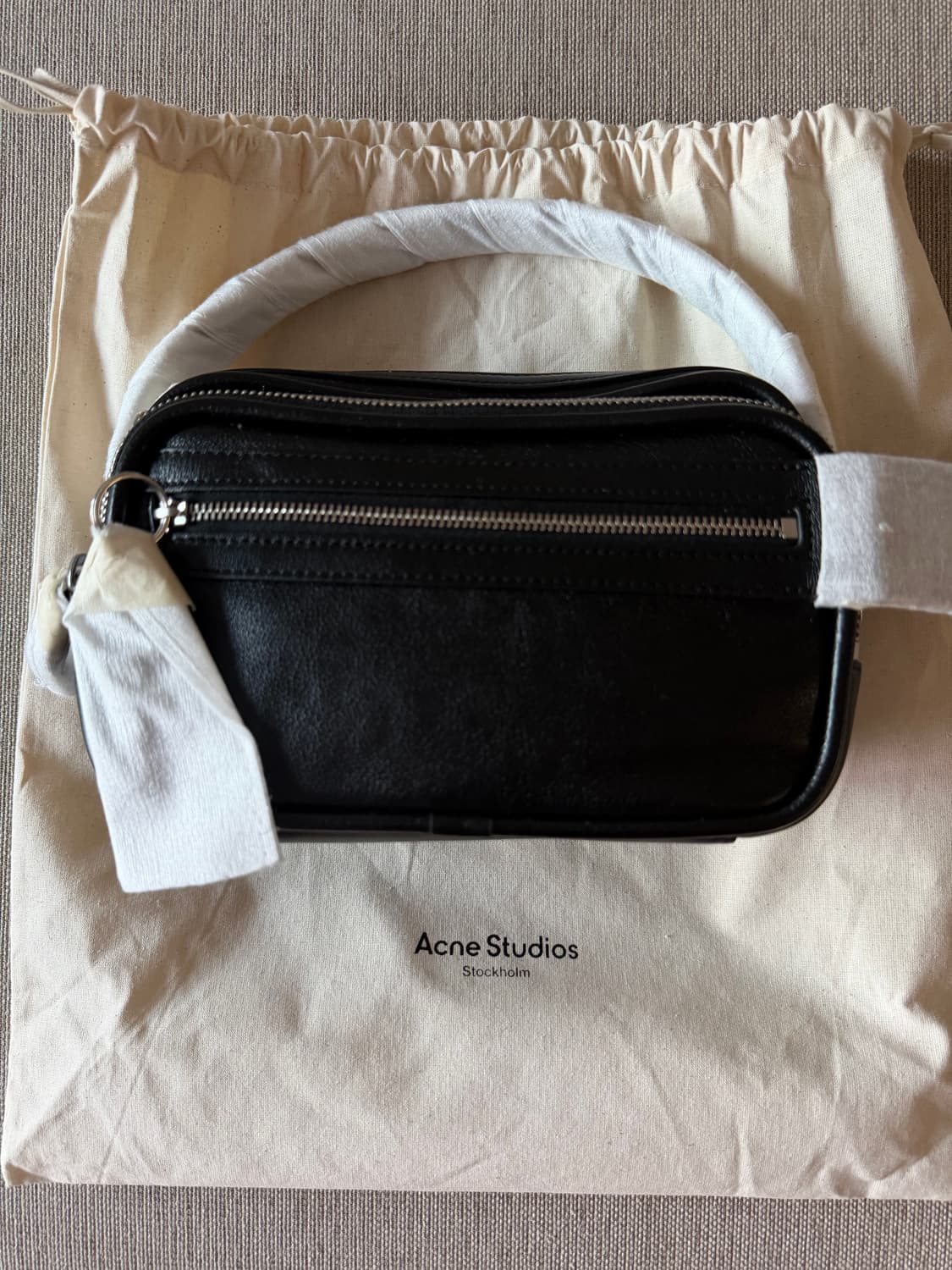 Acne Studios CAMERO 키트 크로스바디 백 상품이미지2