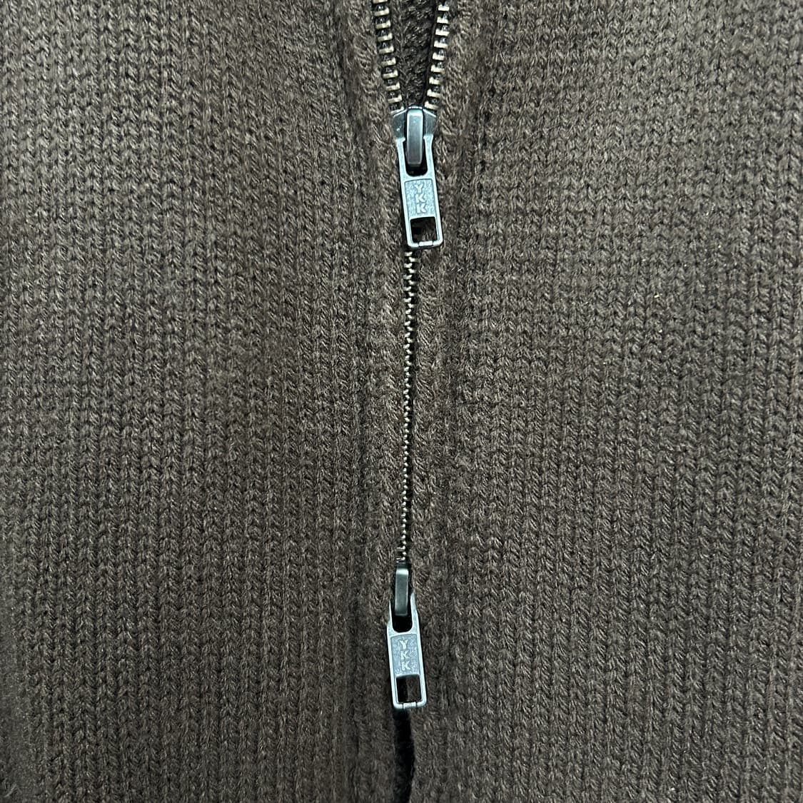 오드스튜디오 자수로고 트랙 니트집업 브라운 상품이미지5