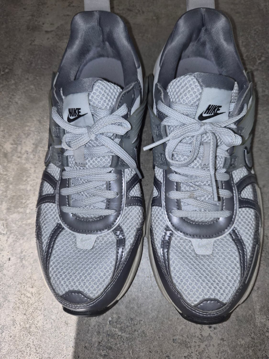 나이키 V2K 런 회색 운동화 상품이미지1